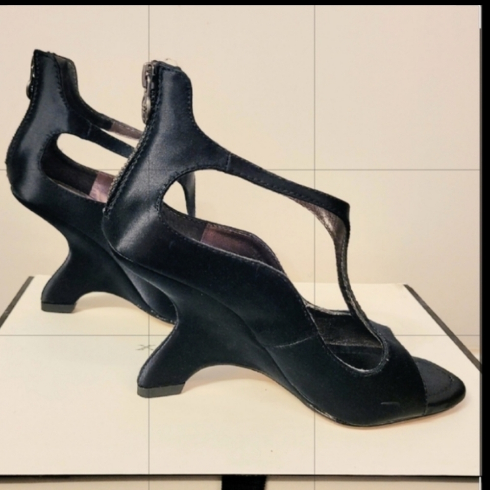NIB LEON MAX BLACK SATIN ANGLED HEEL AVOW LEATHER T-STRAP WEDGE PUMP - Picture 5 of 16
